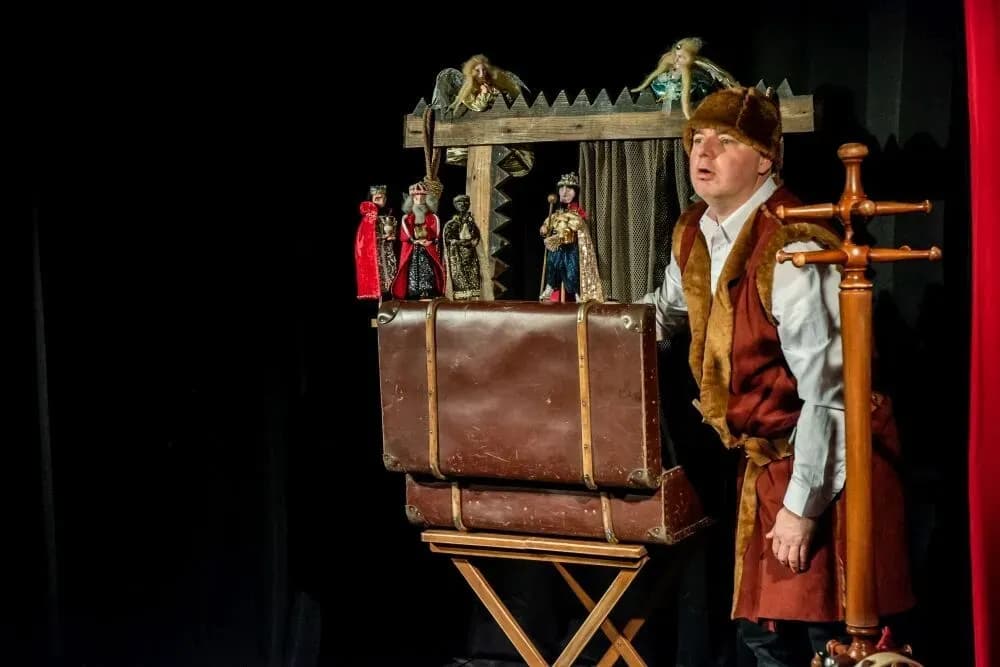 Jak aktor poruszający kukiełkami ożywia teatr lalek i emocje Jak aktor poruszający kukiełkami ożywia teatr lalek i emocje